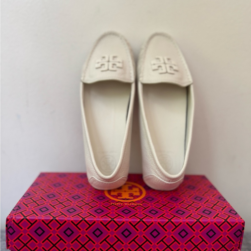 Tory Burch Cream Leather Logo Driving Loafers - Picture 3 of 8